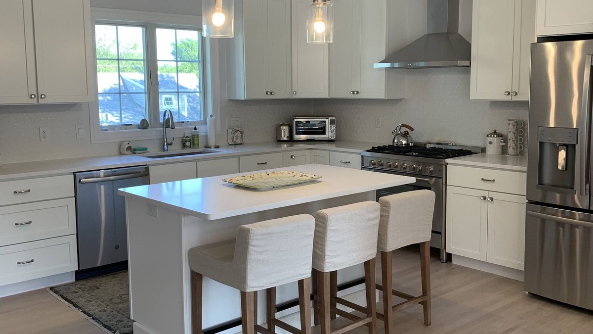 Bonnet Shores House | Maywood Bonnet Rails