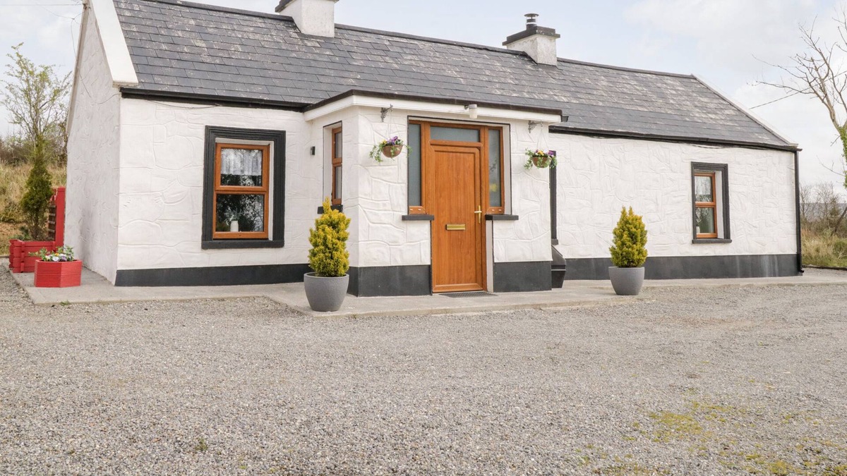 Gurteen Cottage | MC'S COTTAGE, pet friendly, with a garden in Ballymote, County Sligo