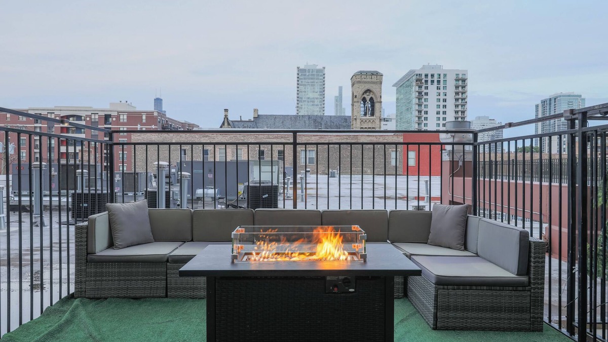 Near South Side Apartment | McCormick Patio skyline view 2b/2b with optional Parking/sleep 6