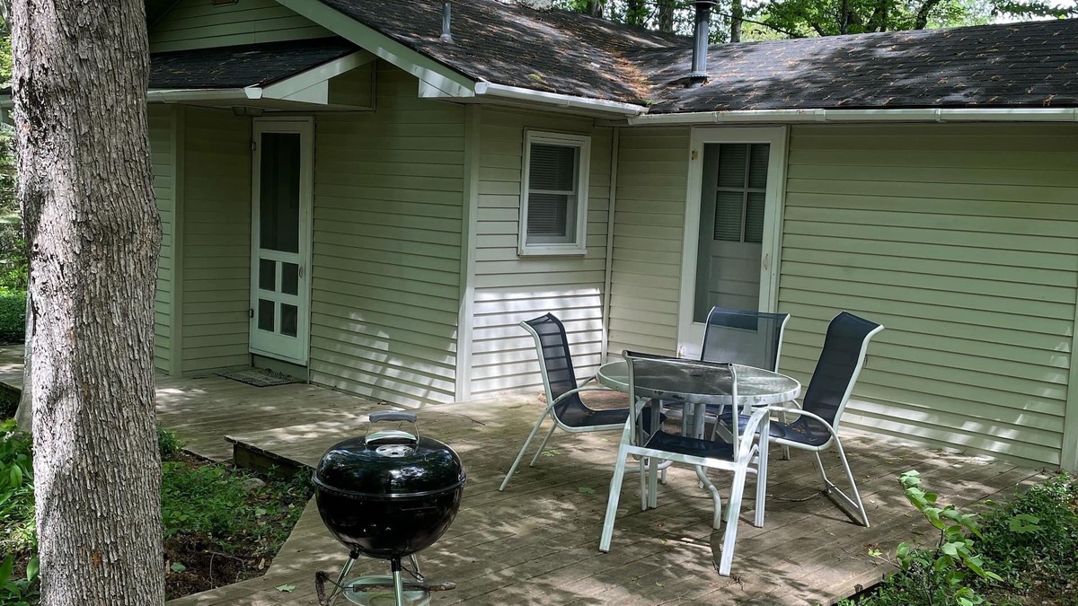 Maple City Cottage | Mccormick Place on Big Glen Lake! Pets allowed. 3 day min after Labor Day.