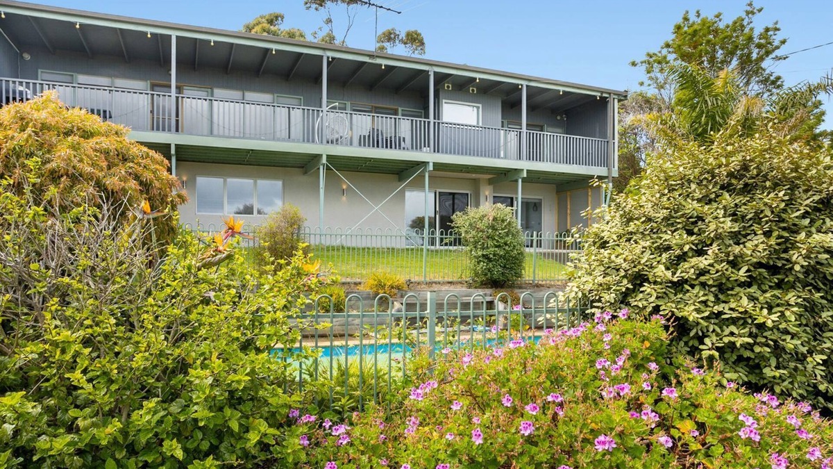 McCrae House | Mccrae Family Beach House - Bay Views - Swimming Pool - Air Con