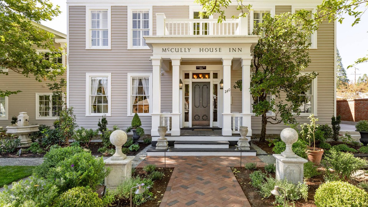 Jacksonville Hotel | McCully House Inn