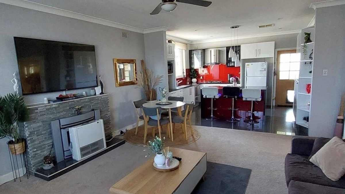 Broken Hill House | McGowen Accommodation Family & Pet Friendly just a short walk to the local pool