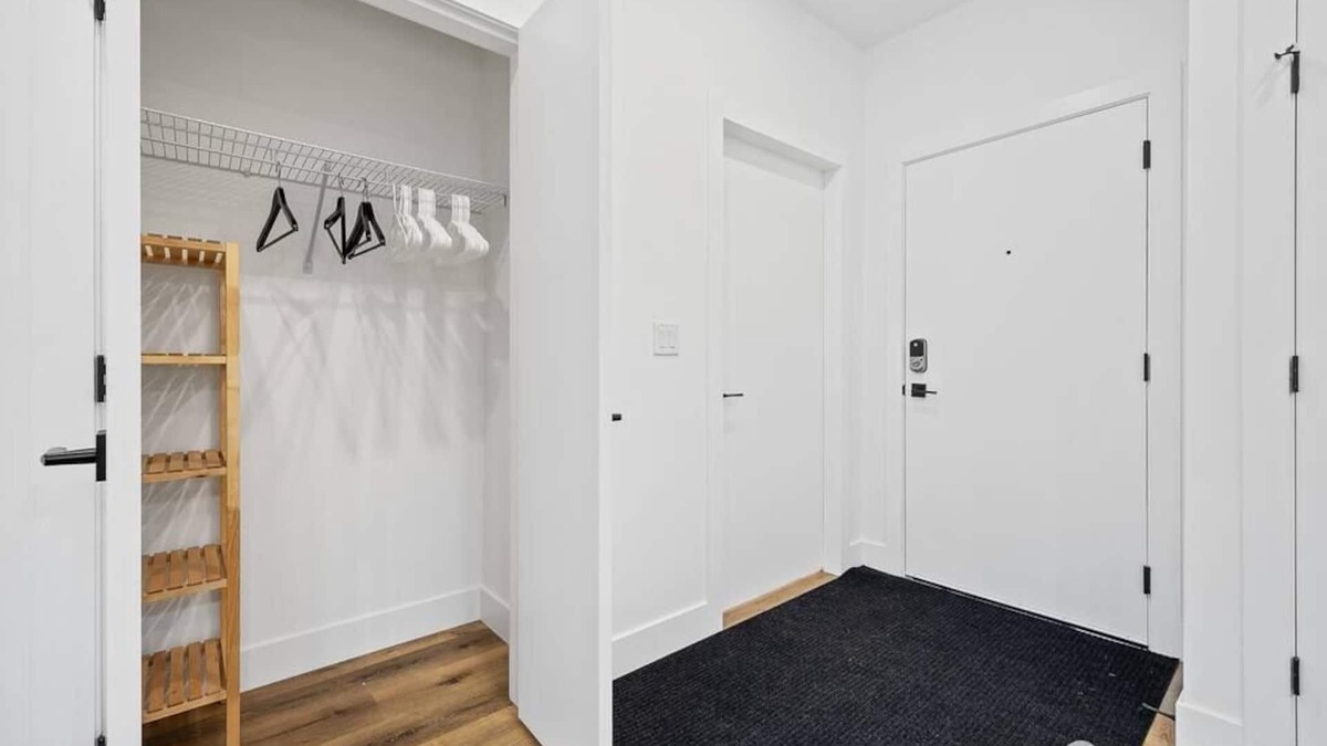 McKinley Condo | McKinley Beach. Sleeps 4. Lakeview. 1200sq ft.