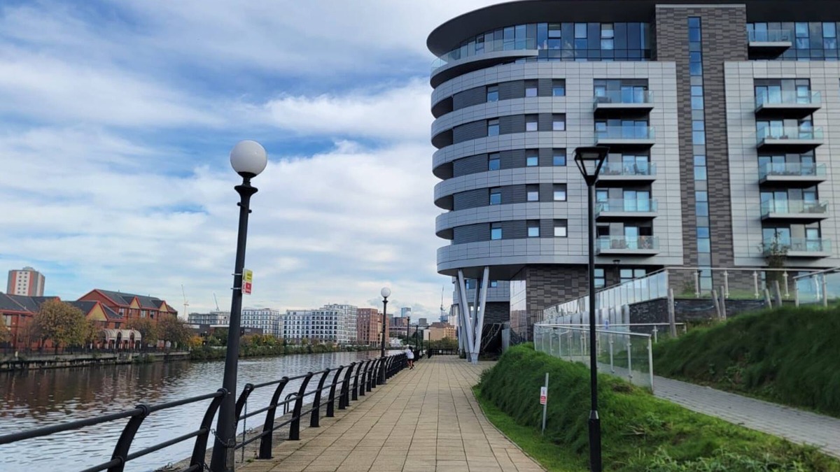 Trafford Apartment | MCR's Luxurious 2 Bed Haven with Balcony - Proximity to Manchester United