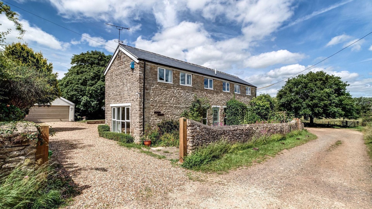 Bicester House | Meadow Cottage | Oxfordshire Holiday Let | 4 Beds & Sleeps 8