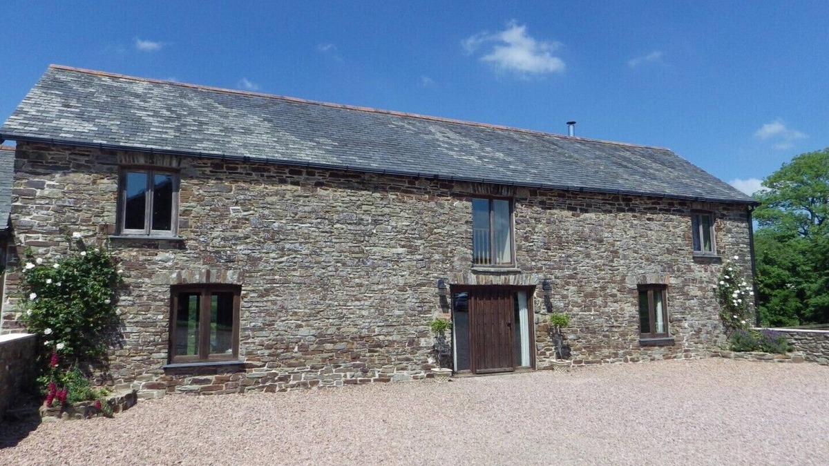 Winkleigh House | Meadow Cottage (Sleeps 8/9. 4 Bedrooms) Indoor heated pool and fishing lake