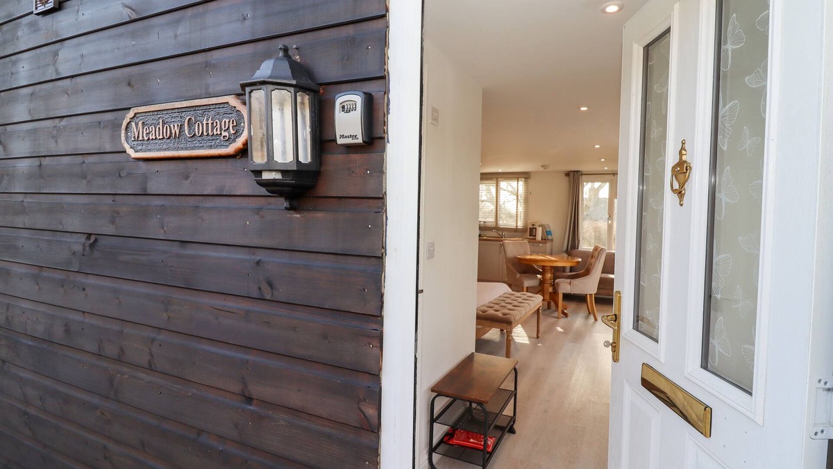 Blandford Saint Mary House | MEADOW, pet friendly, with hot tub in Blandford Forum