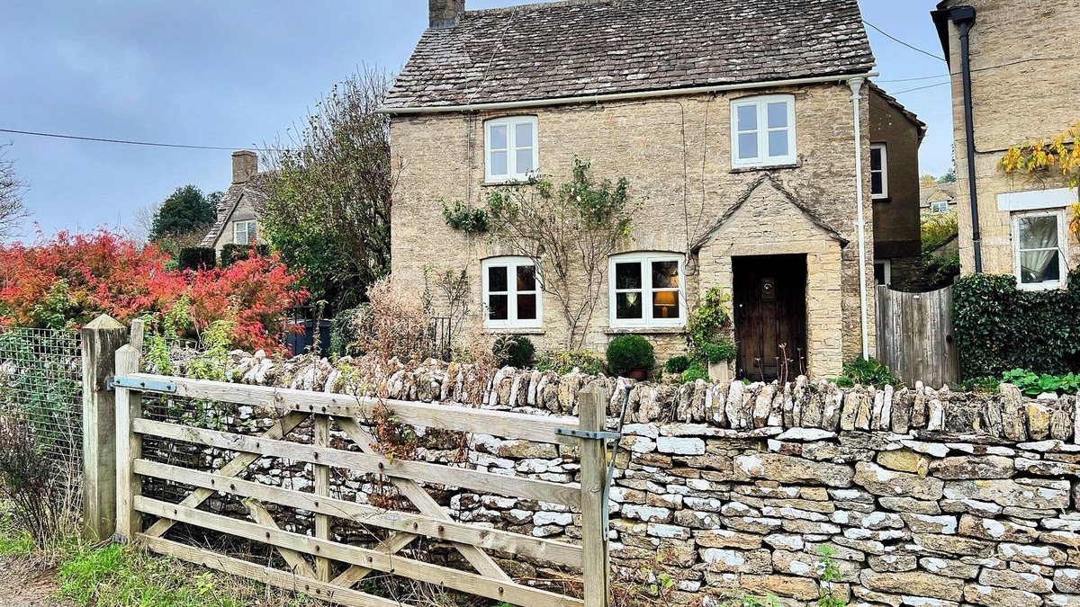 Chedworth Cottage | MEADOW VIEW COTTAGE, family friendly, with open fire in Northleach