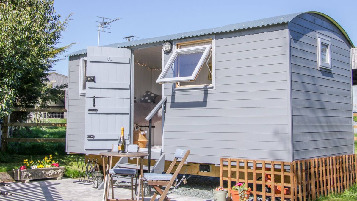 Loppington Cottage | MEADOW VIEW SHEPHERD'S HUT, romantic, with hot tub in Ellesmere
