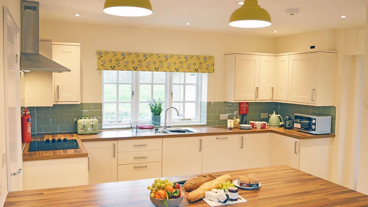 Coln St Aldwyns Cottage | Meadow View - sleeps 6 guests in 3 bedrooms
