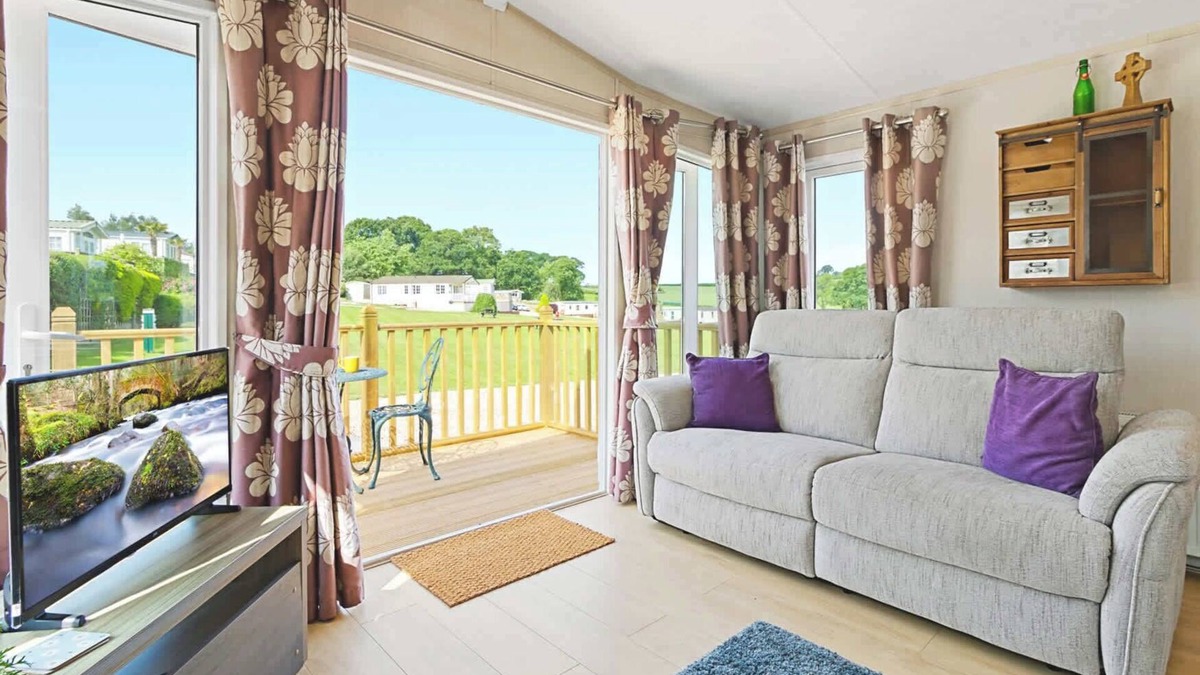 Newton Saint Cyres Ski Chalet | Meadow View Splash Retreat - Swimming Pool & Fishing Nearby