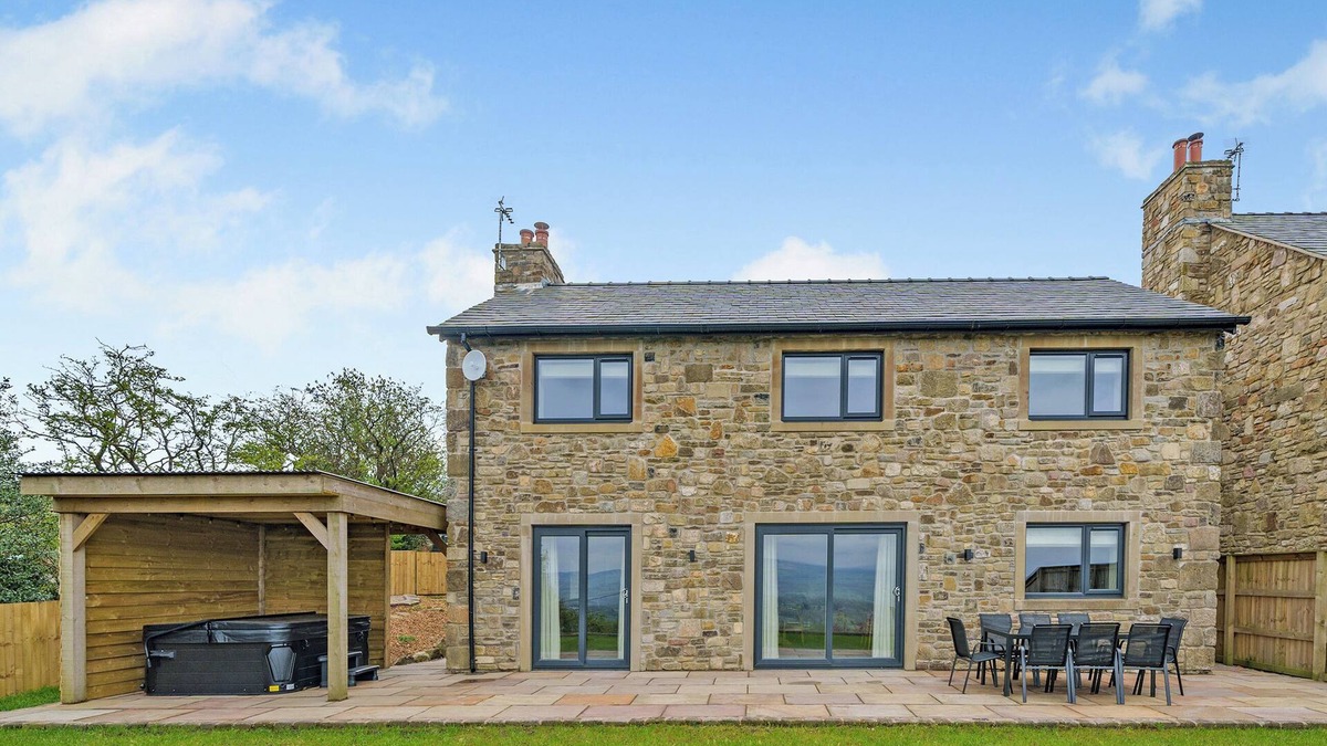 Blackburn Cottage | Meadow View - UK49066