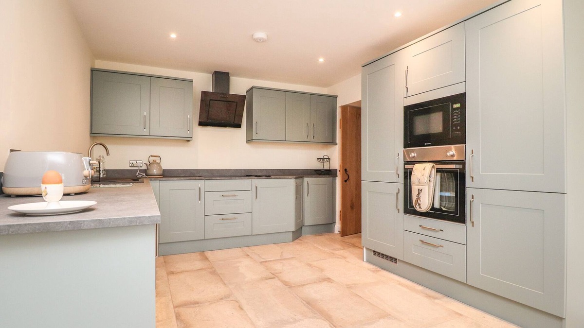 Wesham Cottage | MEADOWSIDE BARN, pet friendly, character holiday cottage in Kirkham