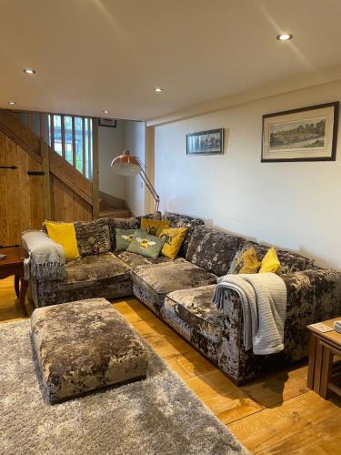 Otley House | Meagill Cottage Sleeps 4 with Hot Tub & Parking