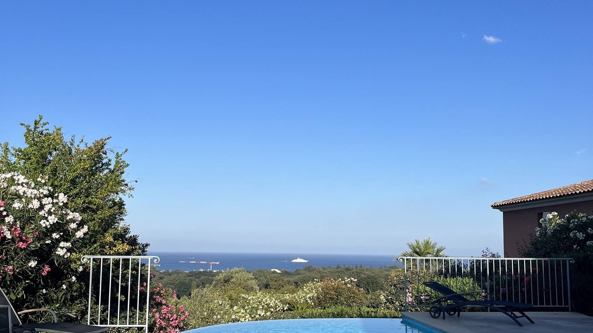 Villeneuve-Loubet Villa | Med View Villa : beautiful infinity pool and spectacular sea views