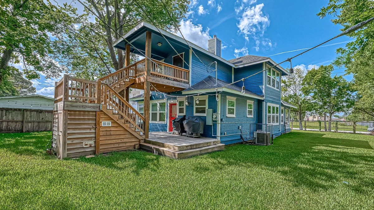 Riverside Terrace House | Medical Center 2-Bedroom Upstairs Unit & Fully Fenced in Yard
