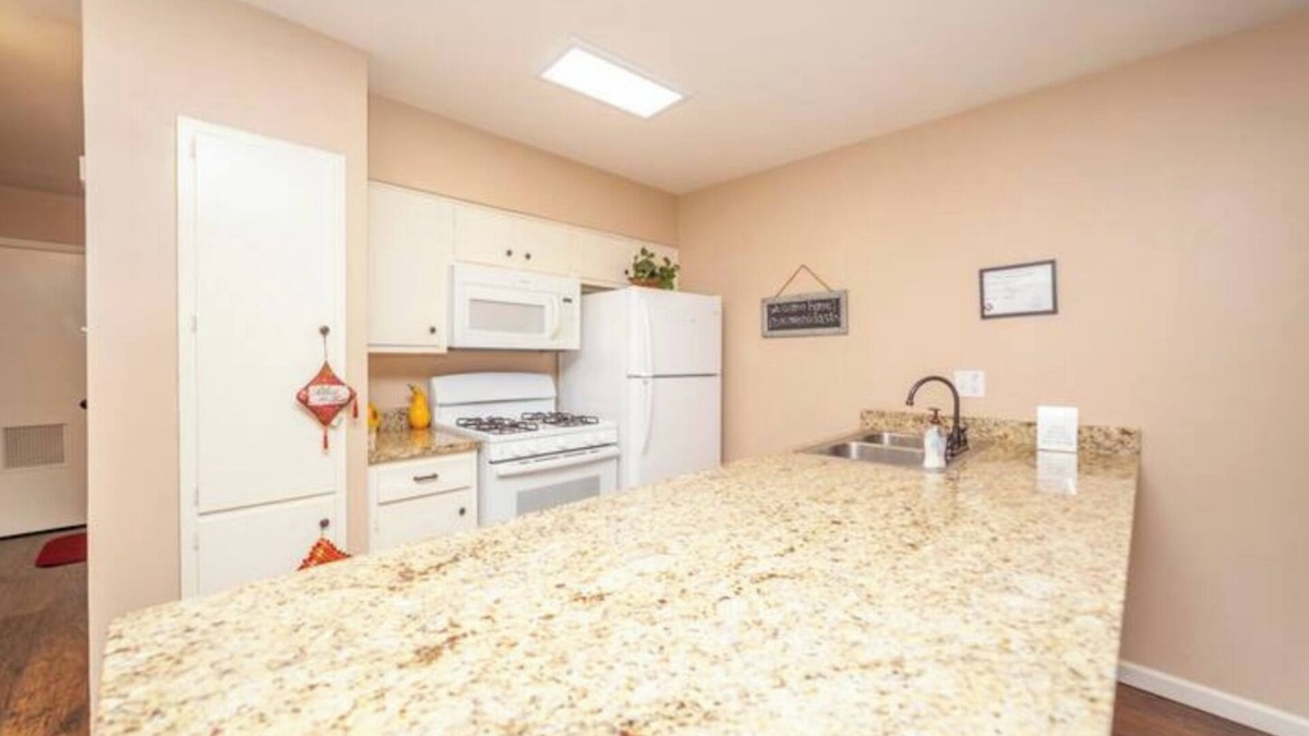 Jefferson Apartment | Medical Center/Downtown Spanish style retreat
