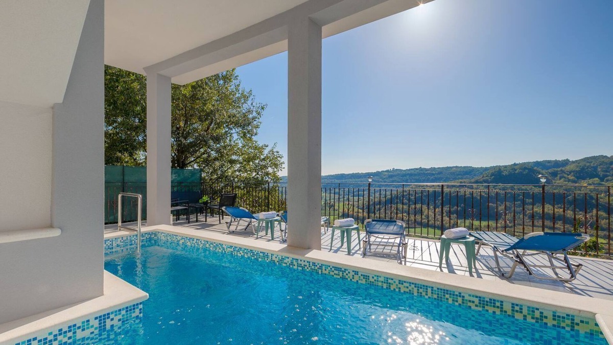 Pican Apartment | Mediterranean apartment with panoramic views, pool, private parking, barbecue