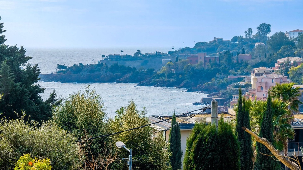 Theoule-sur-Mer Apartment | Mediterranean Escape Between the Sea and the Esterel Mountains