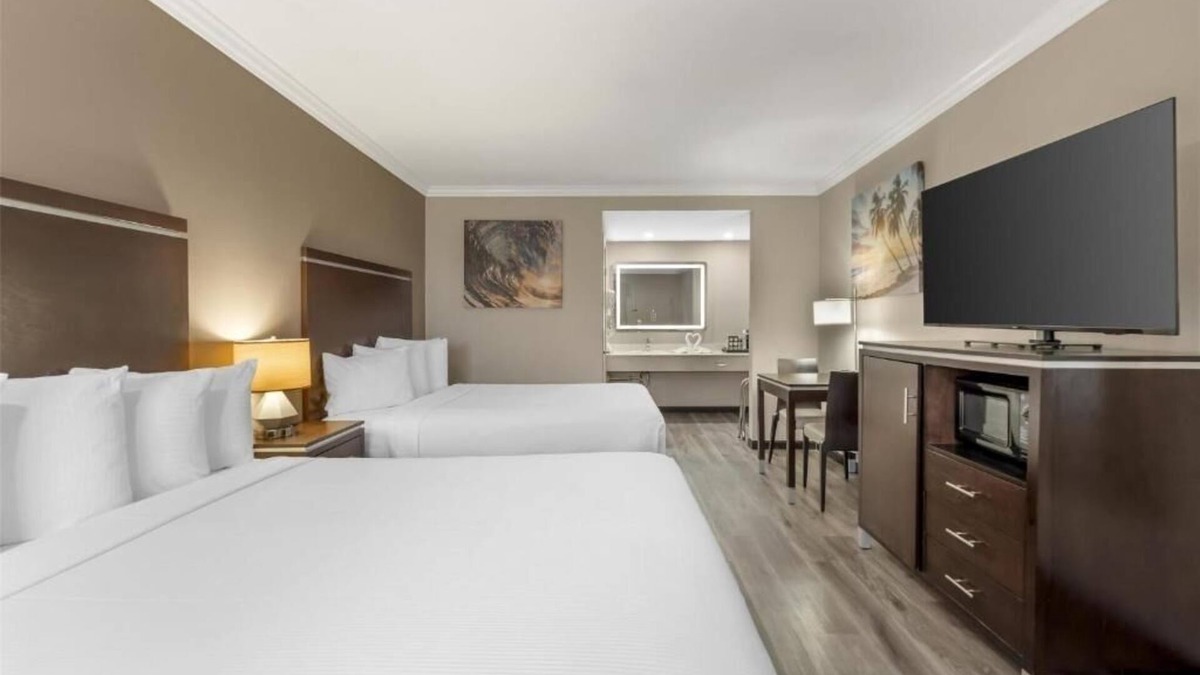 North Redondo Hotel | Mediterranean-Inspired Room Near Galleria Mall – Explore & Shop Nearby!