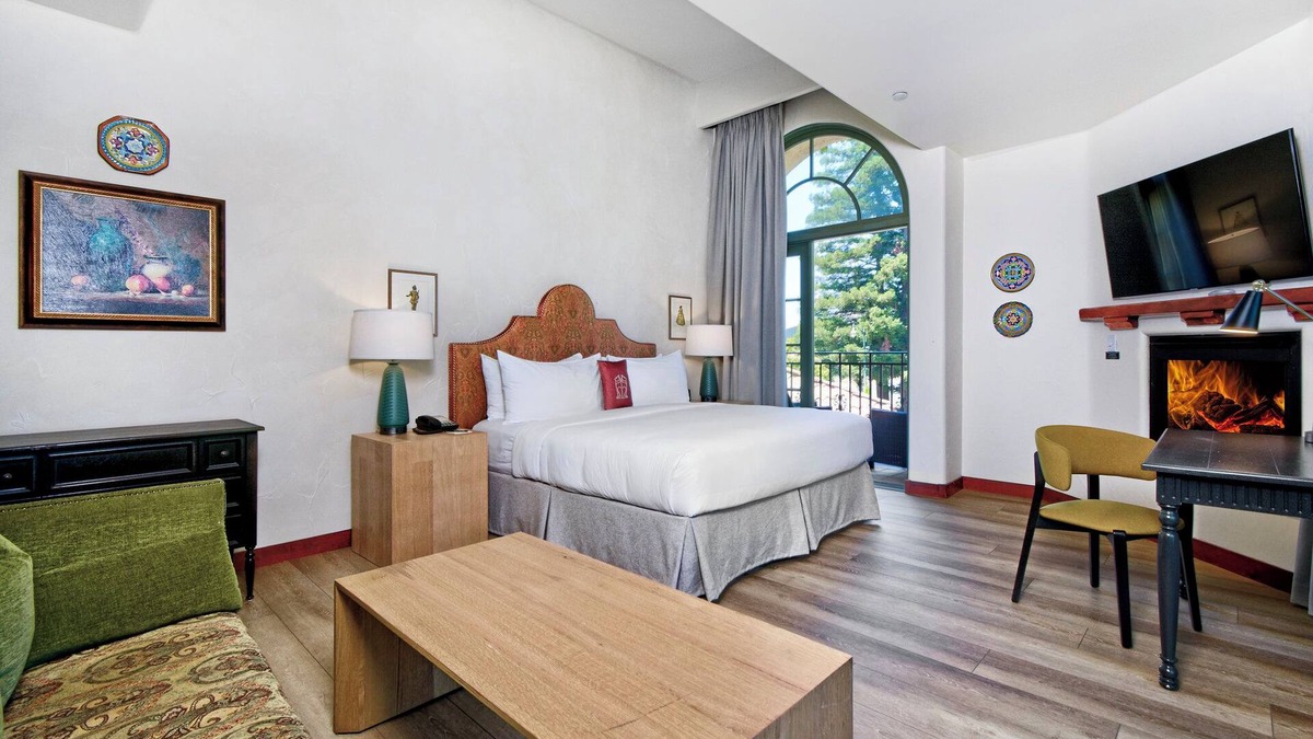 Los Gatos Hotel | Mediterranean Unit with Outdoor Pool, Free Parking, Near Silicon Valley