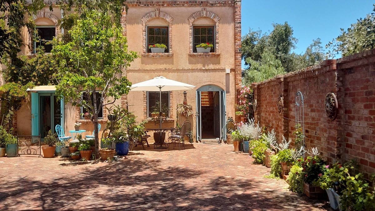 Fremantle Villa | Mediterranean villa, next to marine precinct and 5 minute walk to Fremantle.