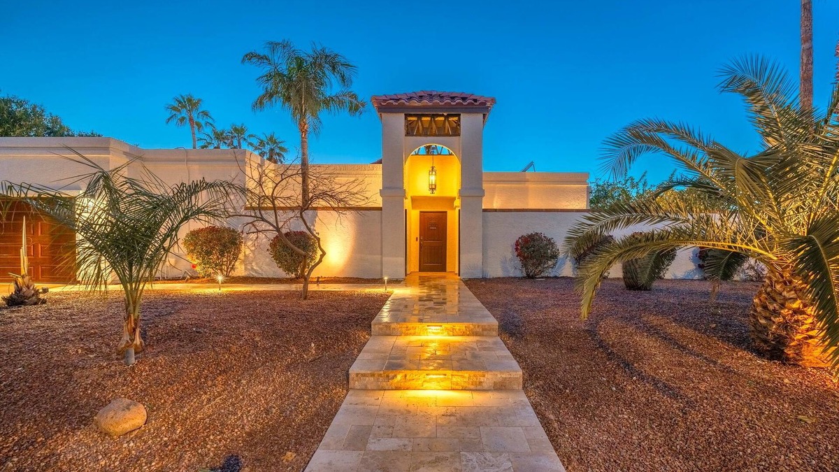 Santiago House | ☀️🏌️Mediterranean Villa! HEATED POOL! 2 King Suites, Casita & 8 Person Spa!