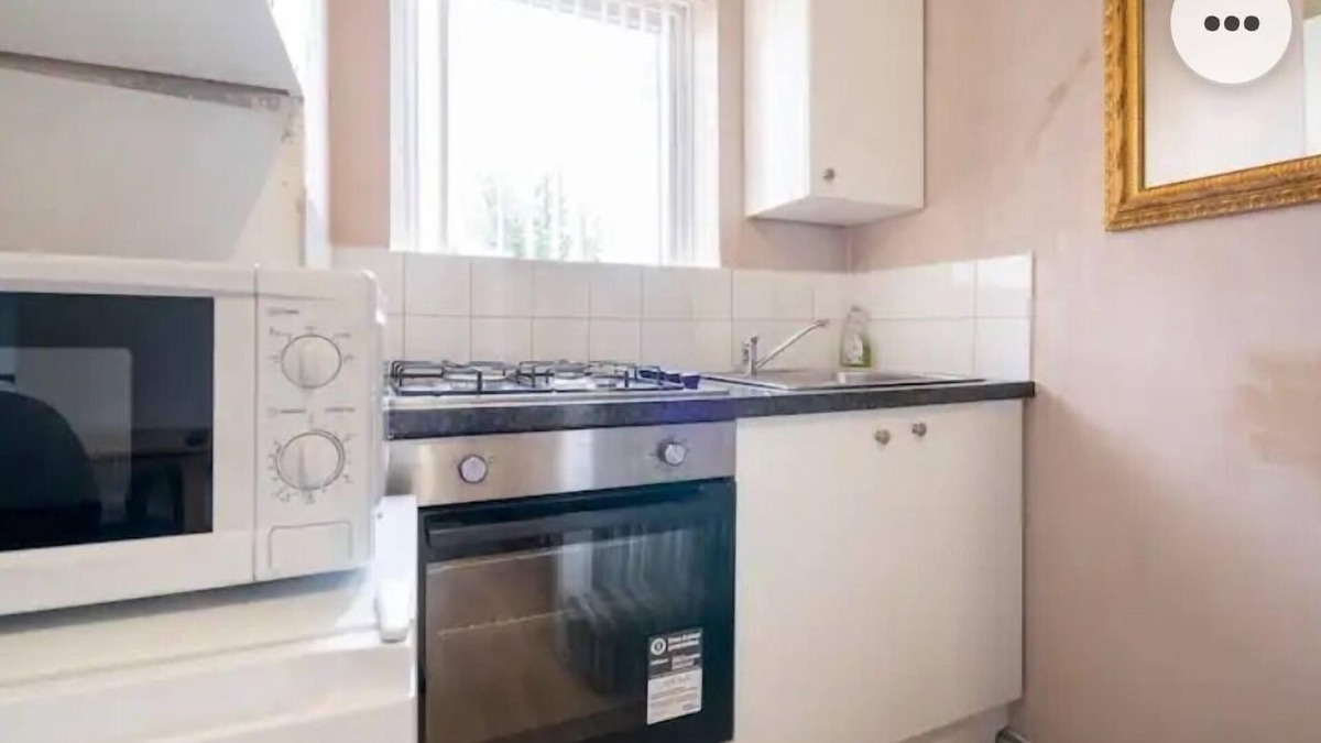 Chatham House | Medway luxury Retreat free parking free wi-fi