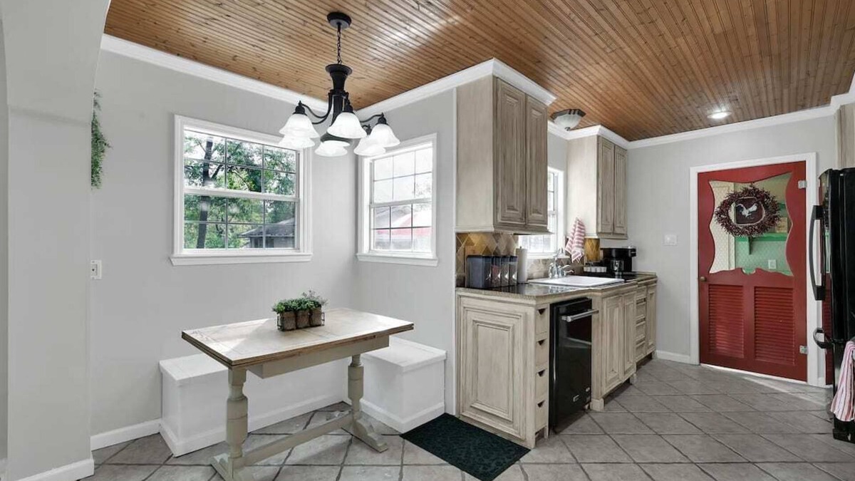 Conroe House | Mega space 5 bdrm/coffee/wifi/parking/smart TVs in bedroom