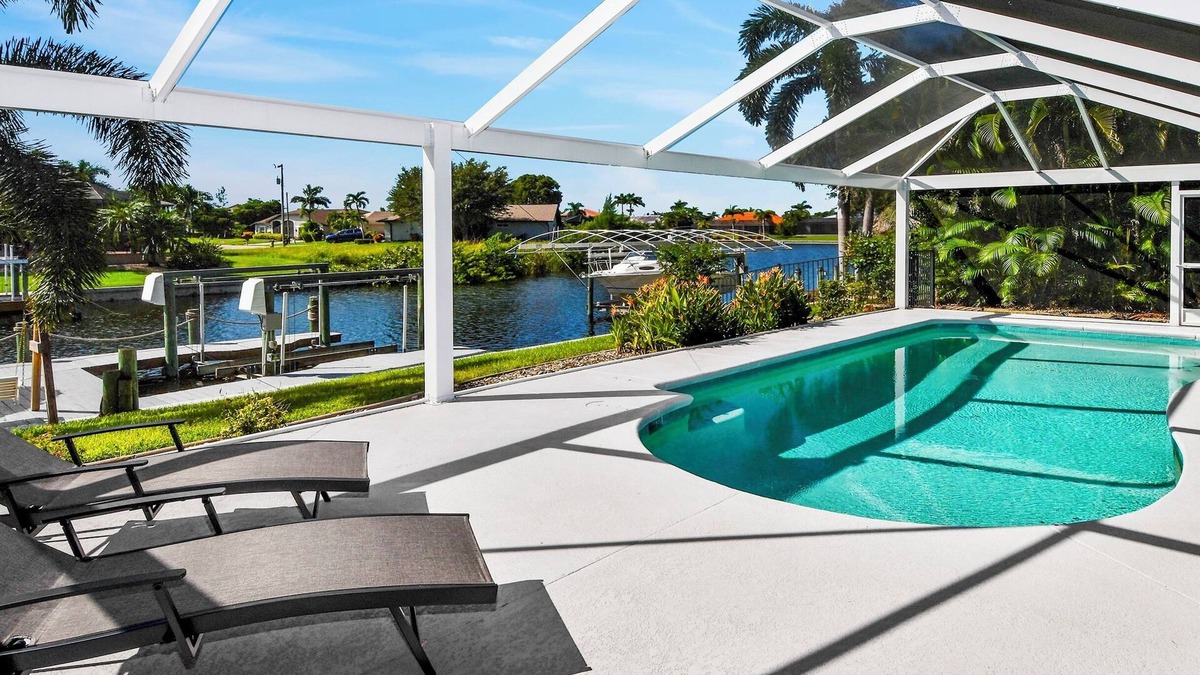 Pelican Villa | Mei Jing – Waterfront Pool and Tiki Hut-must see