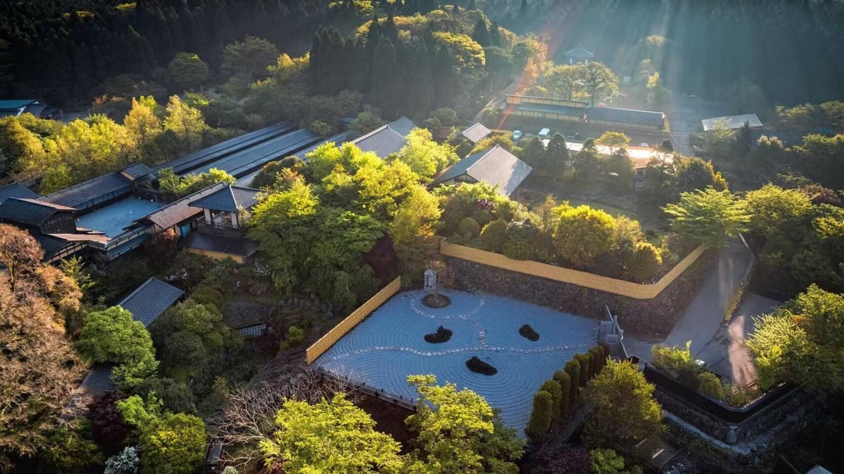 Aso House | Meihodo Bunshinkan|In the deep forest surrounded by the mountains of Aso