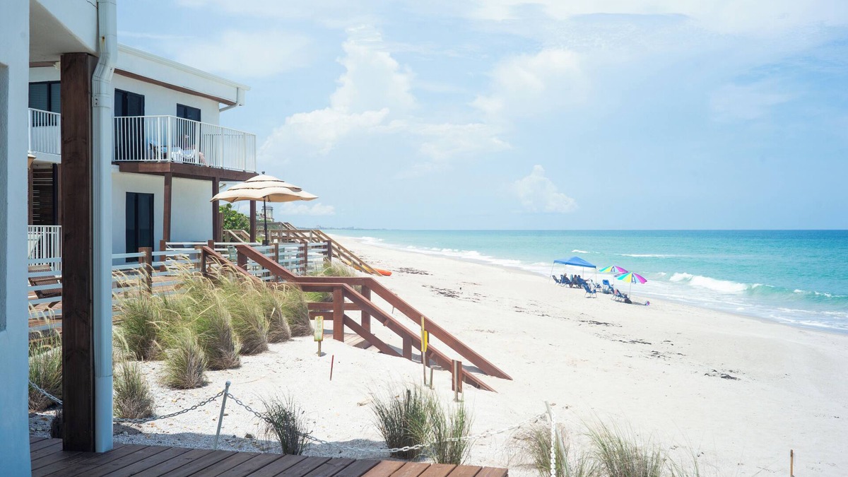 Claytons Hotel | Melbourne Beach Resort & Surf Club