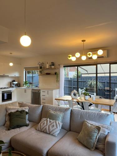 Oak Park House | Melbourne home close to Airport & Train Station