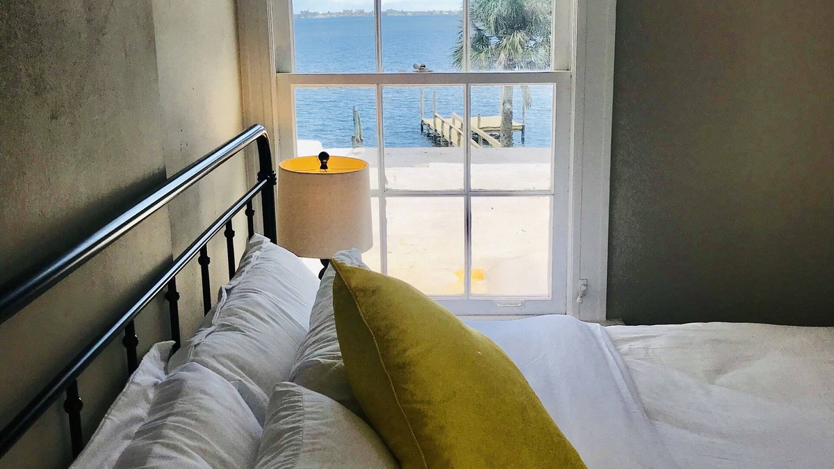 Sunny Point Apartment | Melbourne Waterfront - 2 Bed 2 Bath - Entire Apartment