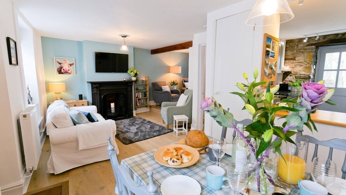 Beaumaris Apartment | Melvin Cottage - a coastal that sleeps 5 guests in 3 bedrooms