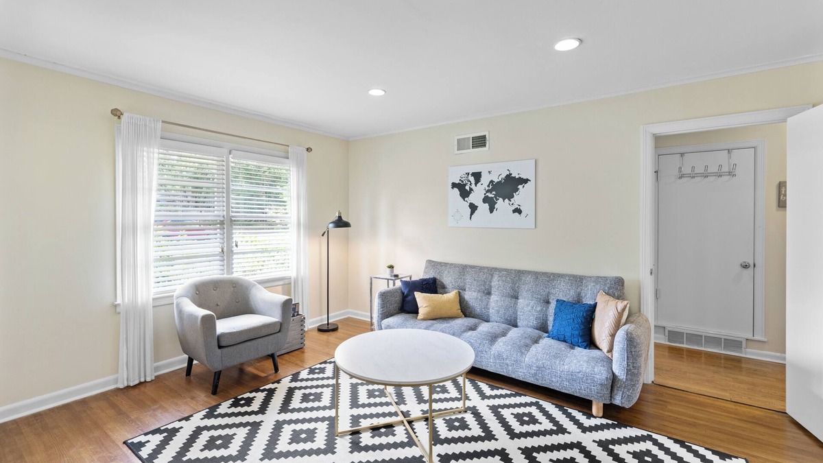 Memphis House | Memphis Hideaway - 5 mins to UofM! Central location, large backyard, & sleeps 7!