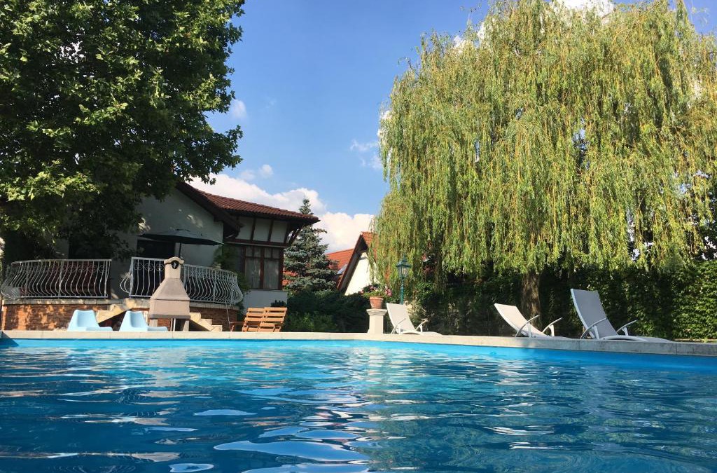 Budateteny Villa | Mercedes Garden
