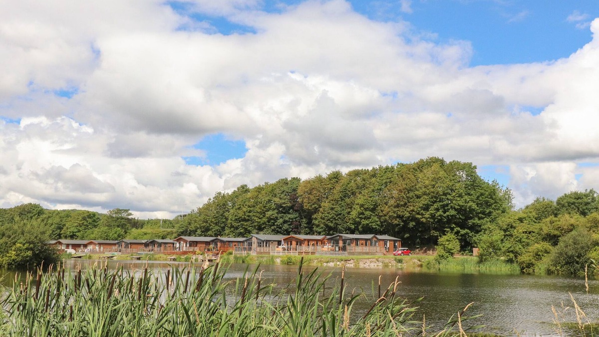 South Lakeland Leisure Village Cottage | MERESIDE, family friendly, with pool in Carnforth