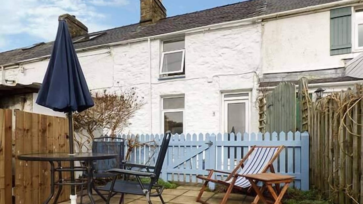 Llithfaen Cottage | MERLIN, pet friendly, character holiday cottage in Llithfaen