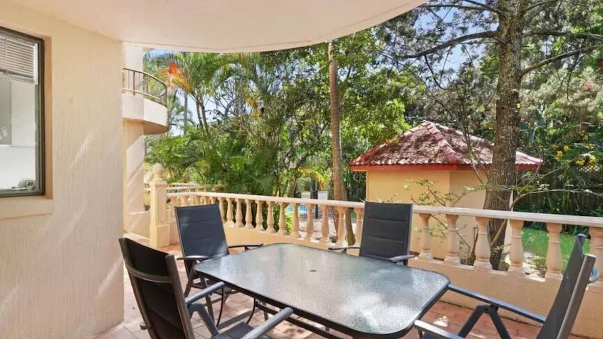 Mermaid Beach Apartment | Mermaid/Nobby Beach Walk to Beach & Restaurants