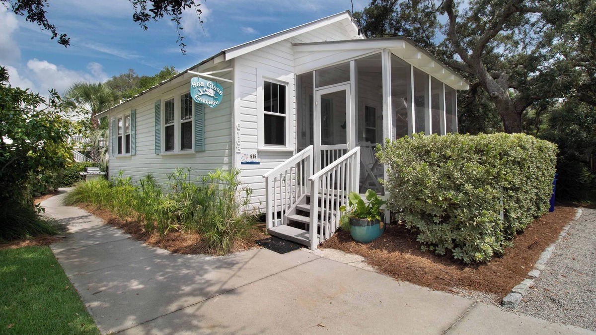 Folly Beach House | Mermaid Retreat 2 Blocks From the Beach! ~Sea Glass Cottage