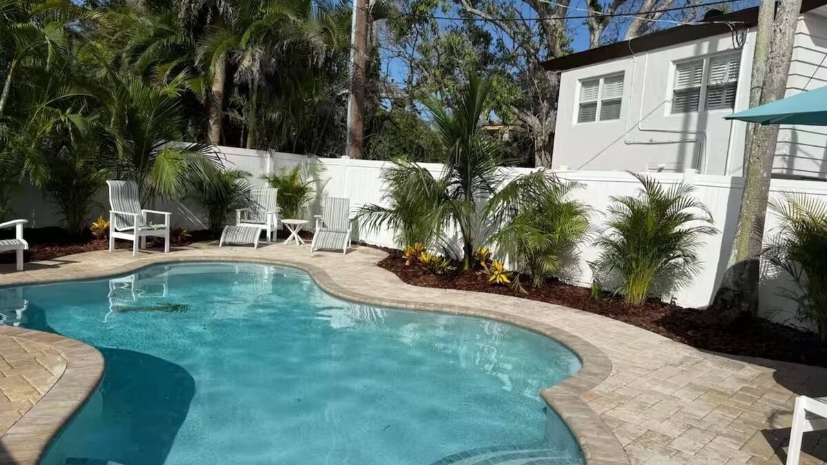 Anna Maria House | Mermaid’s Purse - Private Pool! 40 steps to beach!