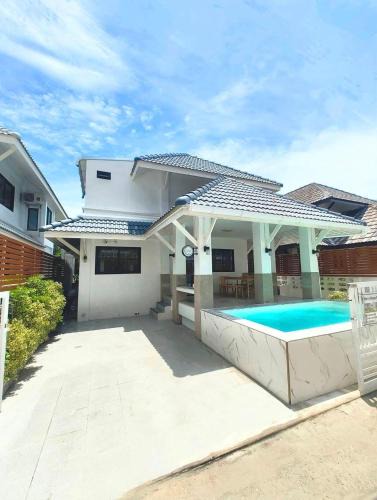 Saen Suk House | Merry house บ้านพักริมหาดบางแสน