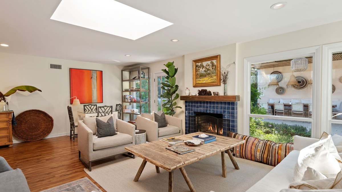 The Mesa House | Mesa Sanctuary: Luxurious Retreat with Hot Tub, Near Beaches and Shops