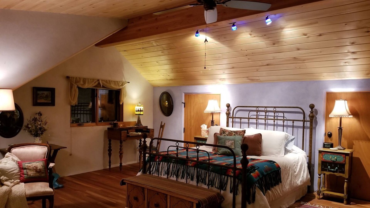 Mancos House | Mesa Verde Vista Upstairs Queen Suite - 5 min to Mesa Verde NatIonal Park