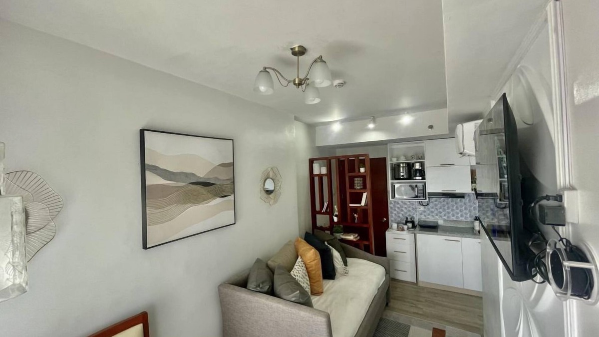 Bantud Hacienda Condo | Mesavirre Bacolod | Elegantly Furnished 1BDM w/Balcony @ LOPEZ LUX.