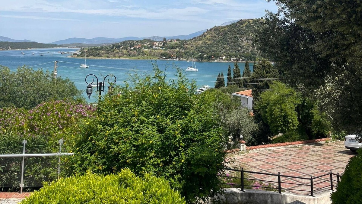 Ildır Koyu Apartment | Mesmerizing Flat with Shared Pool in Cesme, Ildir