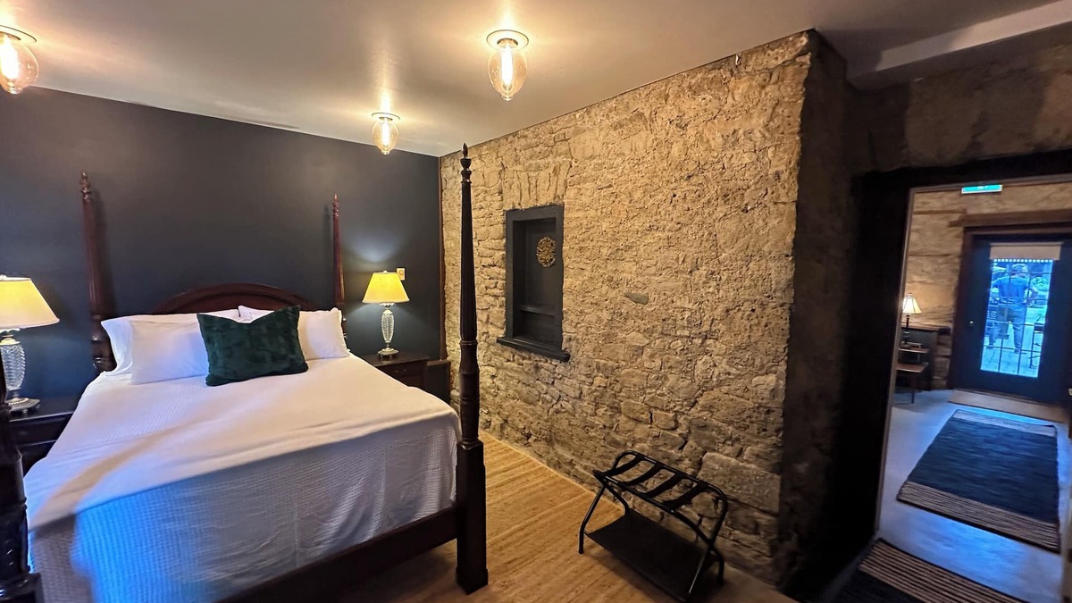 Elora Apartment | Metcalfe Suites - Old Stone Alcove