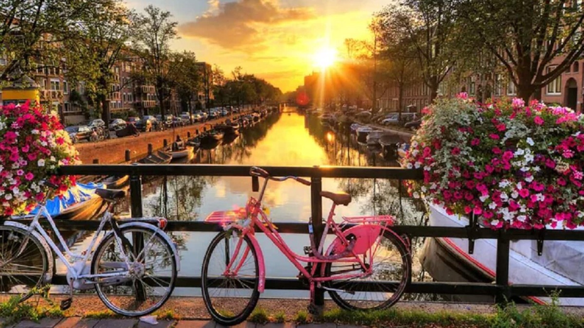 Grachtengordel-Zuid House | Meters from Utrechtsestraat & Rembrandt Square-5 Storey Canal House with garden